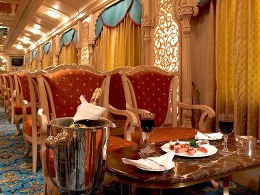 Golden chariot interiores