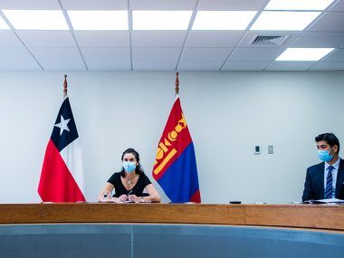 La parte cilena durante la reunión con representantes de Mongolia.