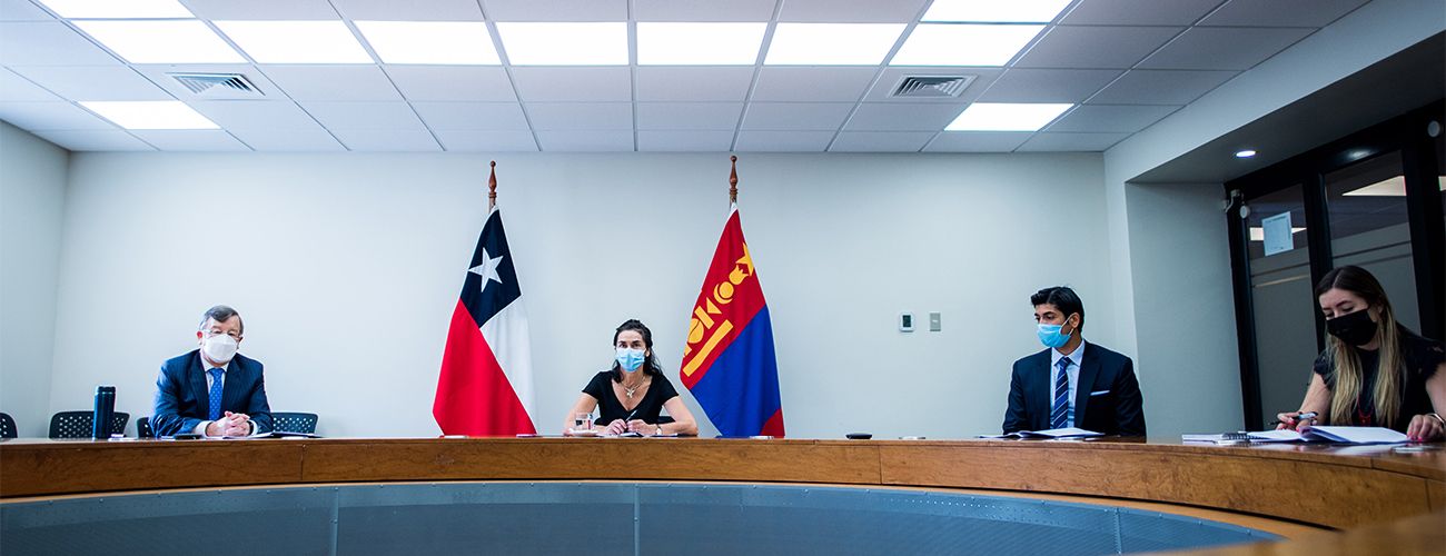 La parte cilena durante la reunión con representantes de Mongolia.