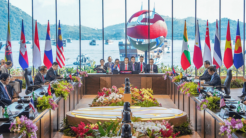 ASEAN MONEDA LOCAL