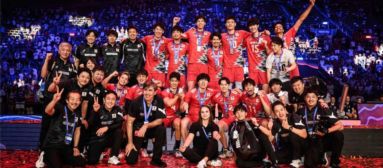 La selección masculina de Japón posa como subcampeona de la Liga de Naciones 2024, el campeonato mundial del voleibol (© VOLLEYBALL WORLD).