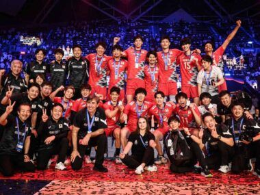 La selección masculina de Japón posa como subcampeona de la Liga de Naciones 2024, el campeonato mundial del voleibol (© VOLLEYBALL WORLD).
