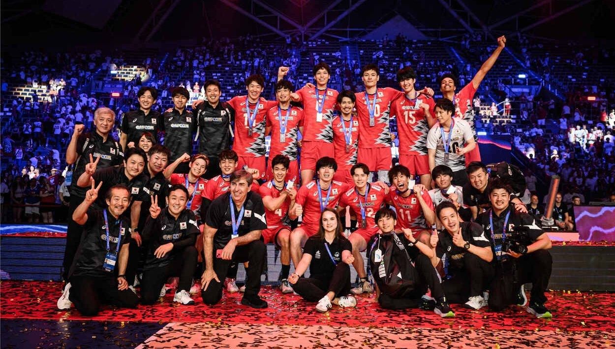 La selección masculina de Japón posa como subcampeona de la Liga de Naciones 2024, el campeonato mundial del voleibol (© VOLLEYBALL WORLD).