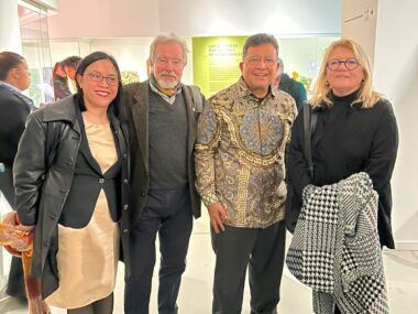 De izq. a derecha : Anna Iglesias de la embajada de Filipinas, Sulaiman Syarif, embajador de Indonesia, Gabriela Jurevicius, Licenciada en Curaduría y Gestión de arte y docente de Historia del Arte Moderno y Contemporáneo.