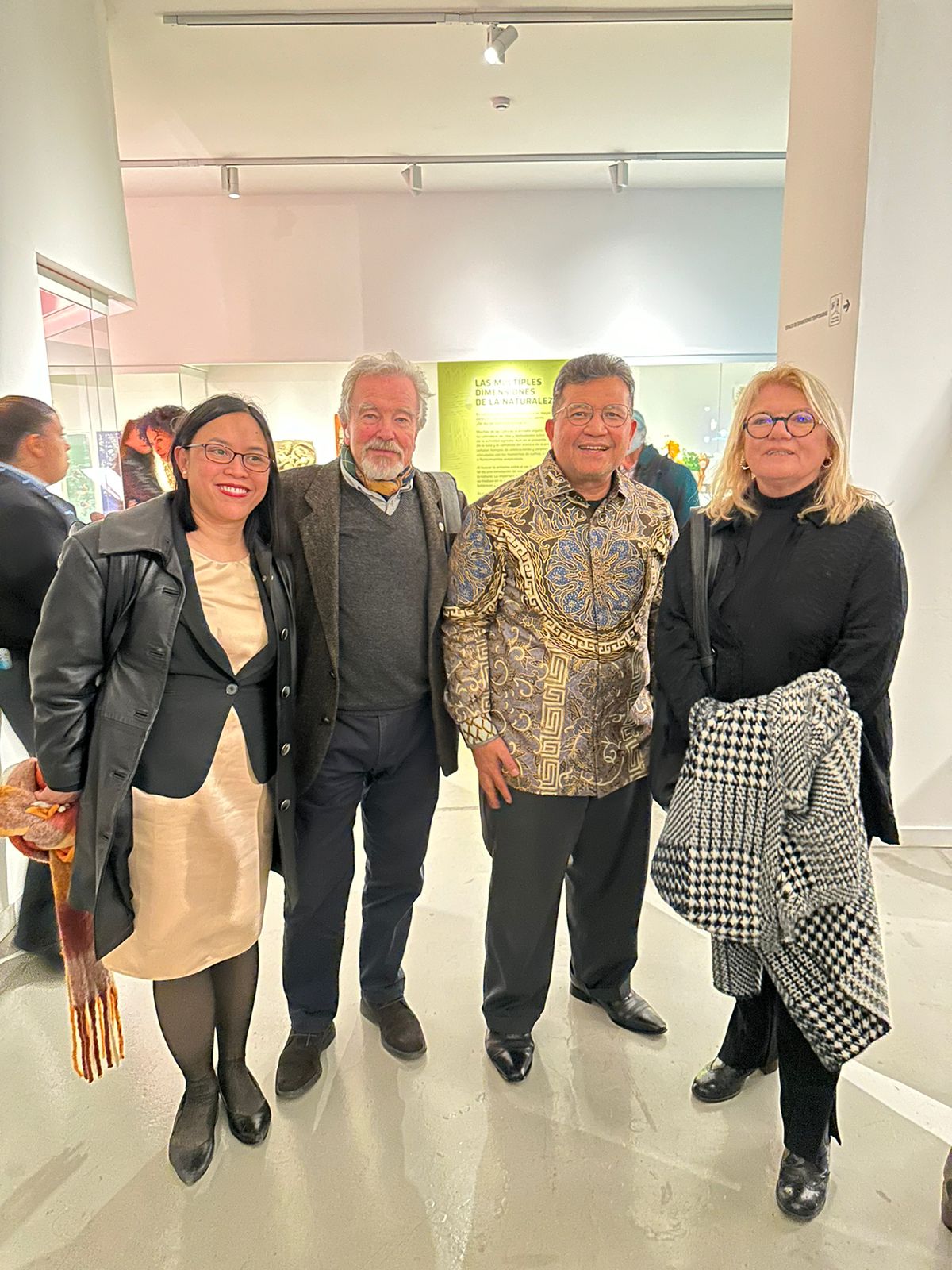 De izq. a derecha : Anna Iglesias de la embajada de Filipinas, Sulaiman Syarif, embajador de Indonesia, Gabriela Jurevicius, Licenciada en Curaduría y Gestión de arte y docente de Historia del Arte Moderno y Contemporáneo.