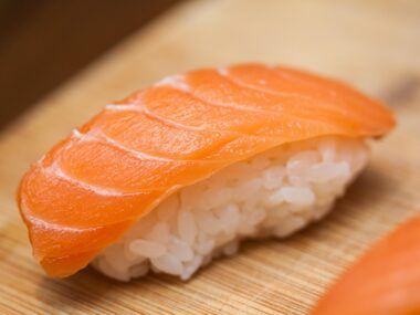 sushi con salmón crudo