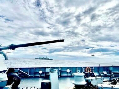 Tres buques de guerra y aeronaves de Australia, Canadá y Filipinas realizaron este miércoles ejercicios militares frente al disputado banco de Scarborough