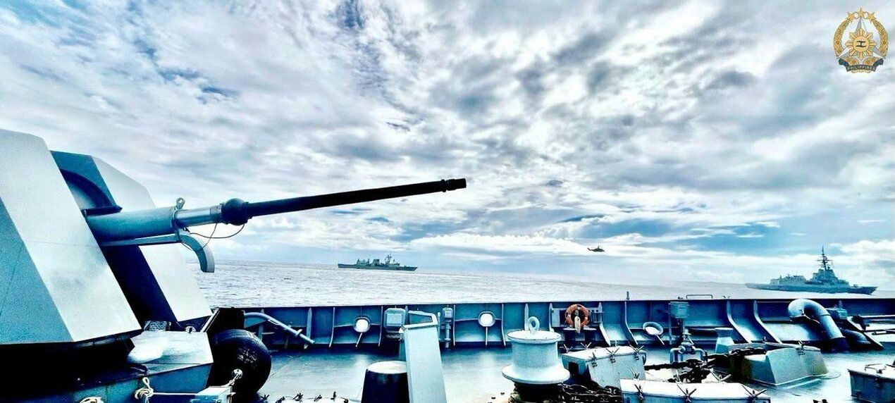 Tres buques de guerra y aeronaves de Australia, Canadá y Filipinas realizaron este miércoles ejercicios militares frente al disputado banco de Scarborough