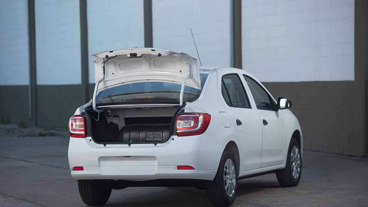 Conductor revisa vehículo en alquiler de autos para Uber en Buenos Aires