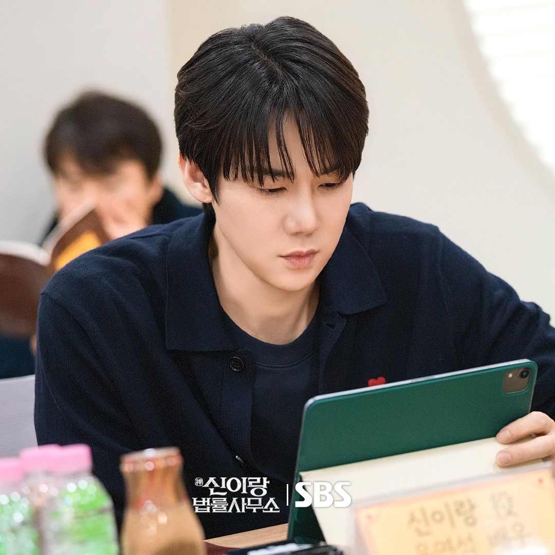 Escena promocional de Phantom Lawyer con Yoo Yeon Seok y Esom