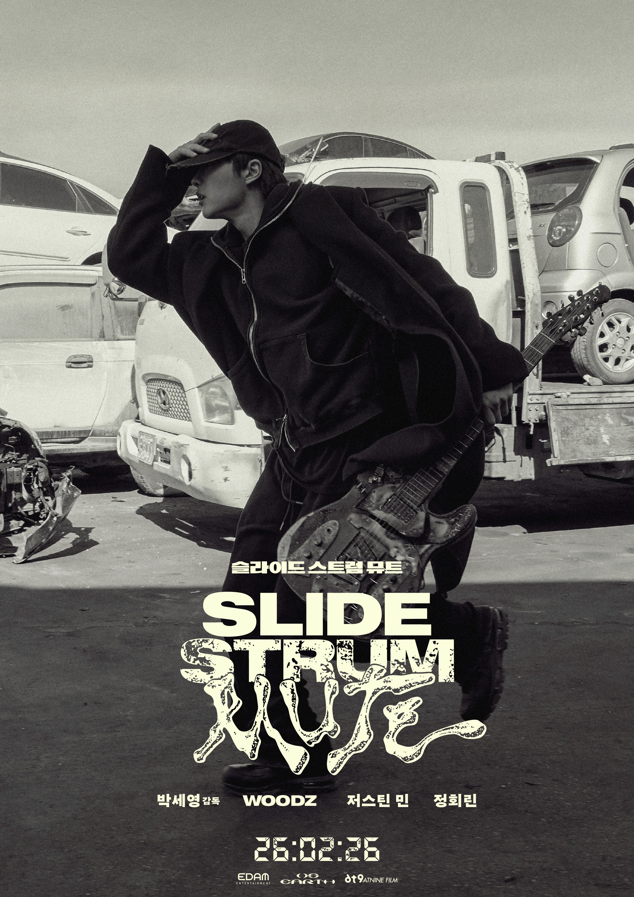 Escena urbana de Slide Strum Mute con WOODZ y guitarra