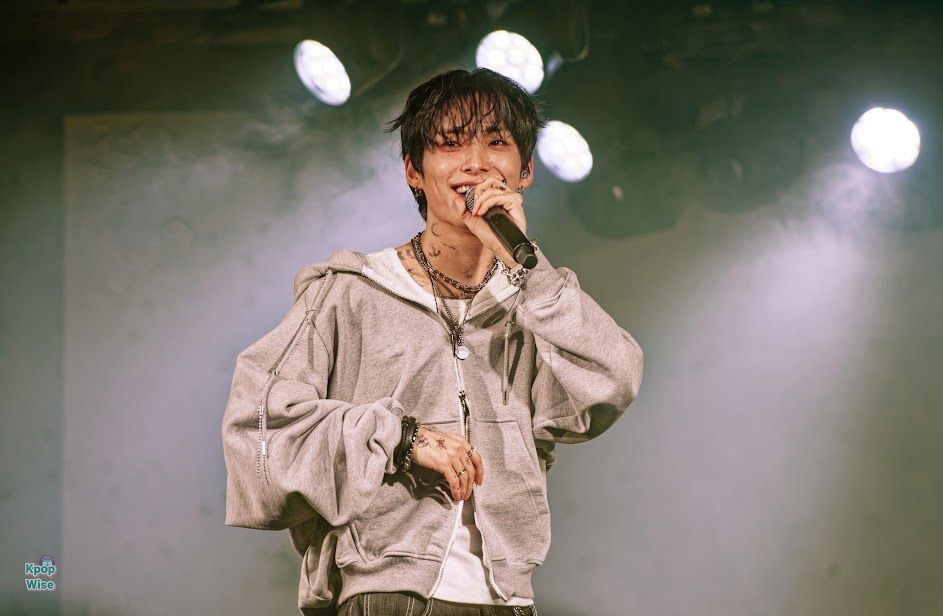 Junhee de A.C.E durante su concierto en Helsinki 2024