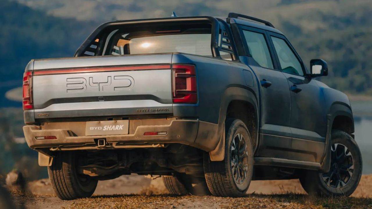 Nueva camioneta híbrida BYD Shark durante su presentación en Argentina