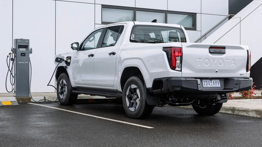 Toyota Hilux BEV vehículo eléctrico comercial 2026
