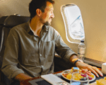 Cabina de jet privado en vuelo, representando los empty legs o piernas vacías en aviación ejecutiva en Argentina