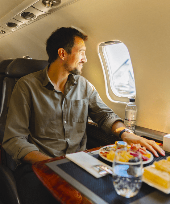 Cabina de jet privado en vuelo, representando los empty legs o piernas vacías en aviación ejecutiva en Argentina